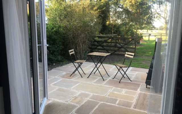 Private Entry Double Bedroom With Beautiful Views!
