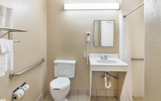 Econo Lodge Inn and Suites Arlington