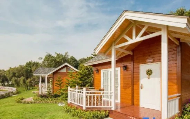 Diyin Lake Lakeside Holiday Wooden House
