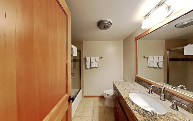 Spacious Snowbird Condo Unit Slopeside In Quiet Canyon Neighborhood