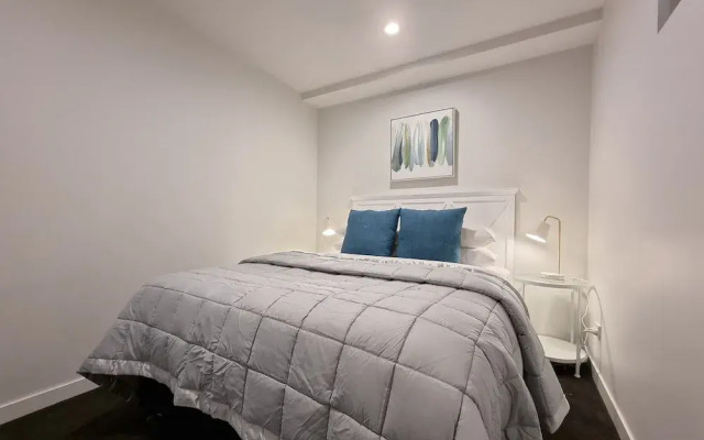 Luxe Apt w Harbour-Sunset Views -Parking