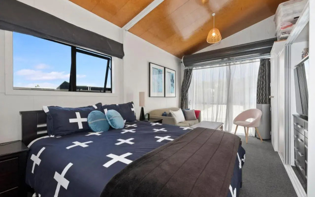 Sunnyside Spa Retreat - Mangawhai Holiday Home