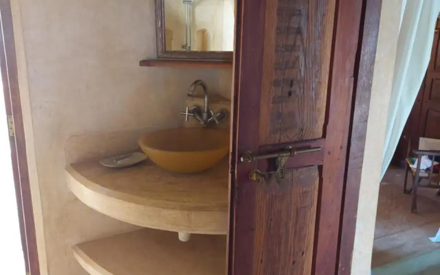 Samaki House