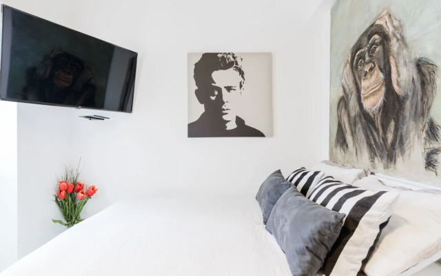 Rothschild Chic Studio