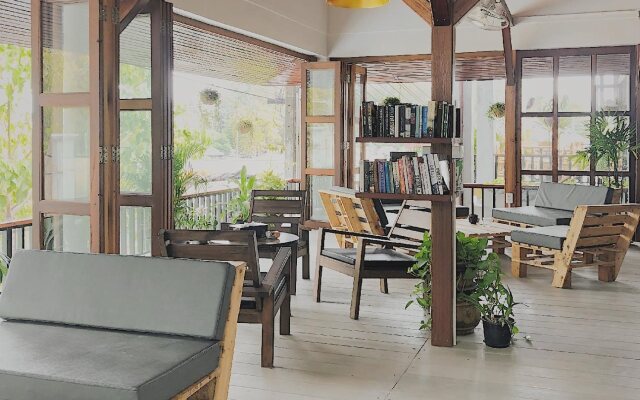 The Reef Hotel & Studios