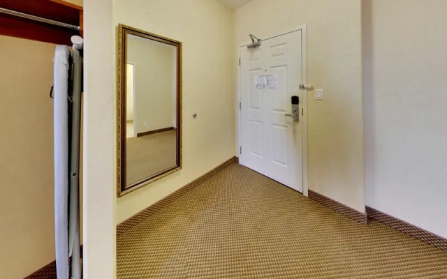 Holiday Inn Express Edmonton-International Airport