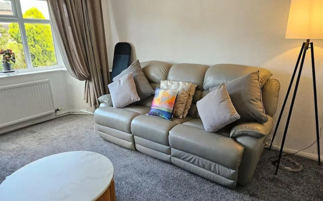 Pet Friendly - 2 Bedrooms - 4 Guests - Parking