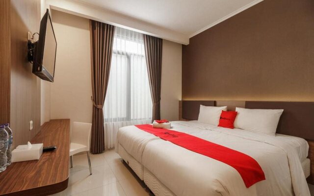RedDoorz Plus near Lippo Mall Kemang 2