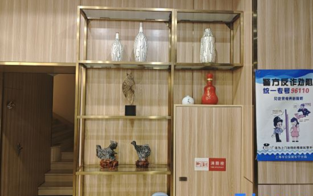 Longchen Holiday Hotel (Shanghai Weining Road Metro Station)