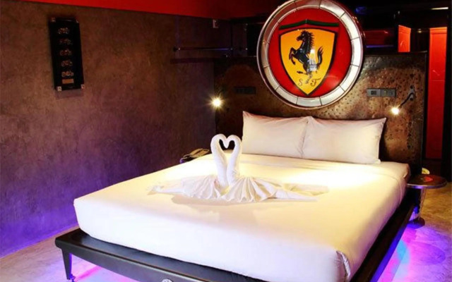 Nicky's Handlebar Hotel