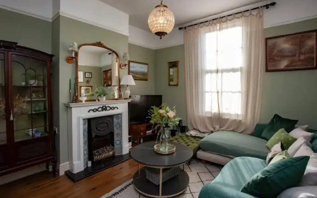 Stylish and Bright 2 Bedroom Flat in Bristol