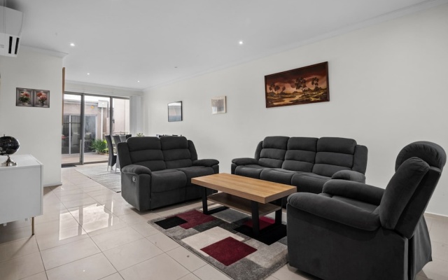 Spacious 3-bed Townhouse in Coburg – Lobby – Melbourne