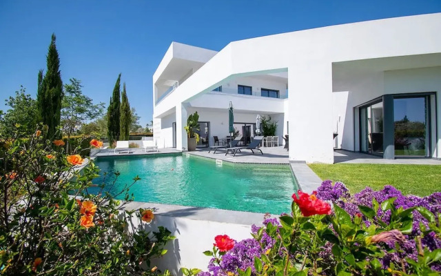 Casa Blanca Magnificent 4 Bedroom Villa With MOD