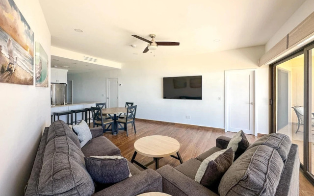 Steps to Sandy Beach Pool Renovated 2BR Condo