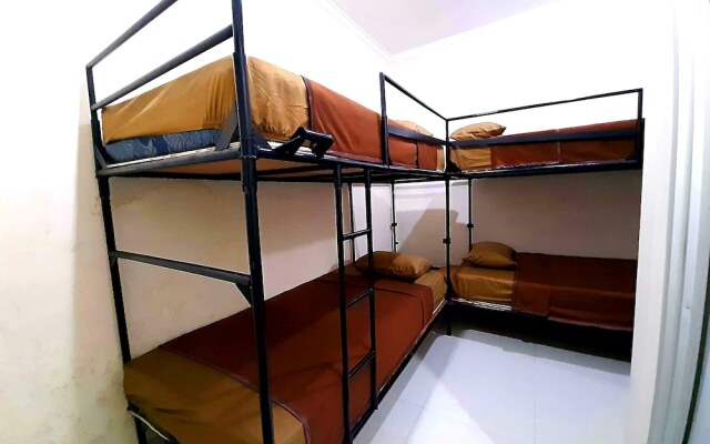 Safe House Bed and Breakfast - Hostel - Adults Ony