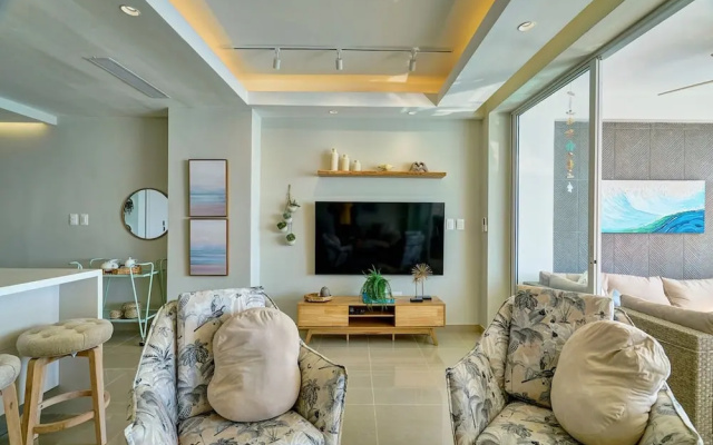 Marbella LUX Essence Beachfront Pool 11thfloor