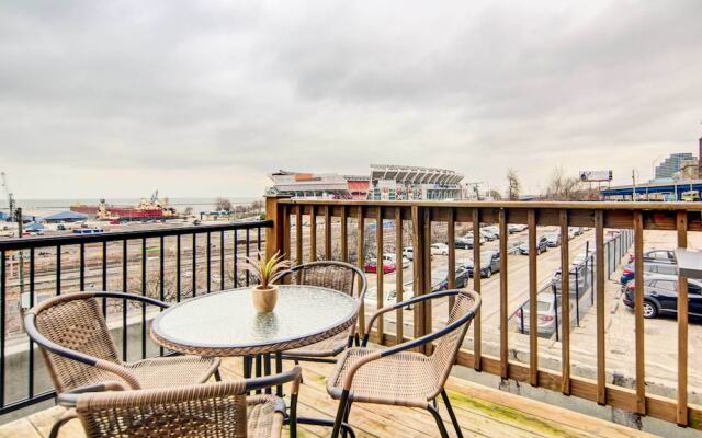 Waterfront Cleveland Apt ~ 1 Mi to Downtown