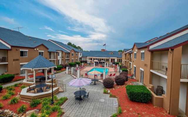 Red Roof Inn PLUS+ & Suites Knoxville West-Cedar Bluff