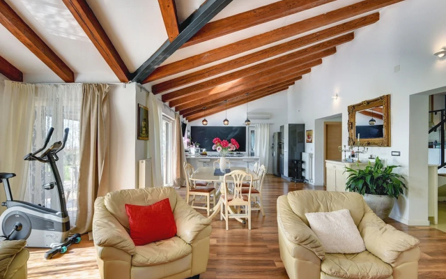 Villa with Swimming Pool, Volleyball Court & Hot Tub, near Rovinj