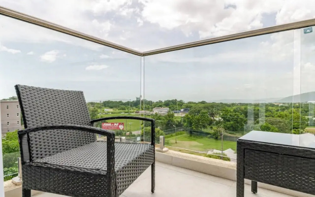 Luxe City Oasis 2BR with Pool & Gym