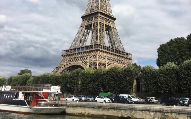 Champ De Mars Tour Eiffel