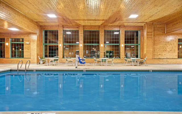 River Hill Inn & Suites