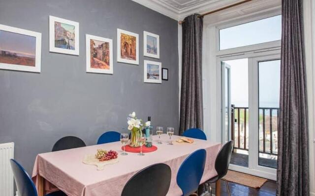 Large House, sleeps 10 with incredible sea views