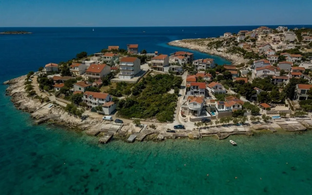 Goldie - 30 m From Beach - H