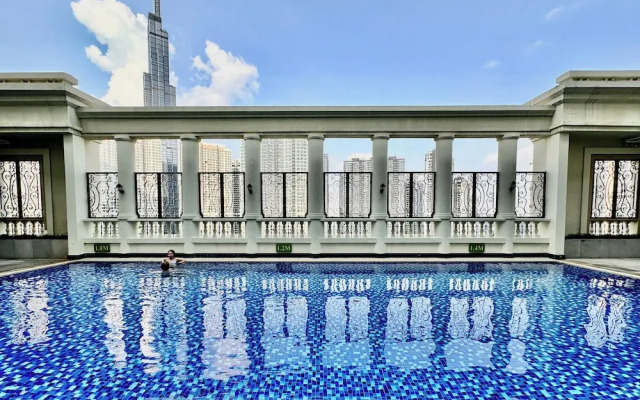 free pool the manor luxury condotel