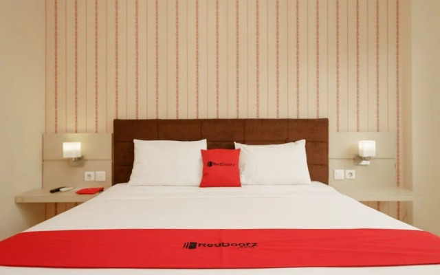 RedDoorz Plus near Sangkareang Park