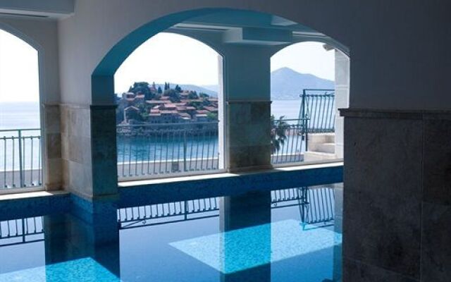 Hotel Romanov