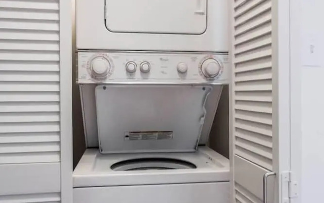 Bright & Modern 1 BDR in Downtown