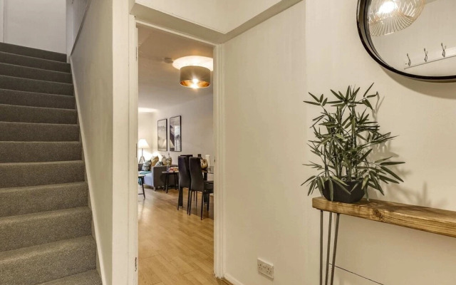 Lovely 4 Bed House w Garden, 1 Stop to Waterloo