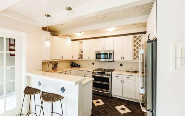 Tropical Siesta 2 Bedroom Home by RedAwning