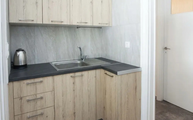 Modern 1 Bd Balcony Apt in Kato Patisia