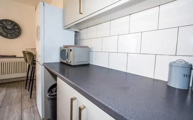 Ensuite6 Woodhouse private bath 2kitchen