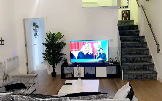 Cozy West Bromwich Apartment by High Street