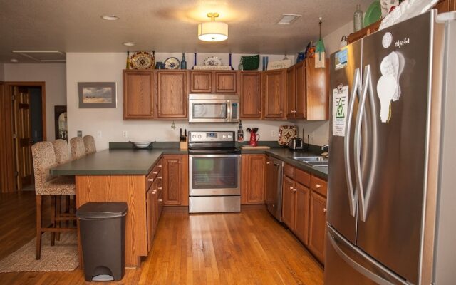 Austin's Pointe 4 Bedroom Cottage by RedAwning