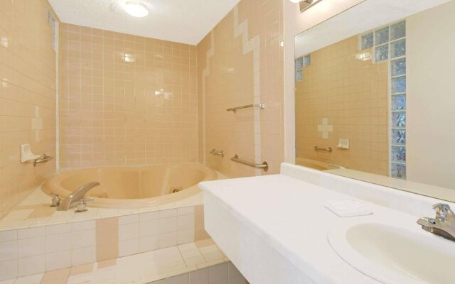 Tree Inn & Suites Albuquerque.