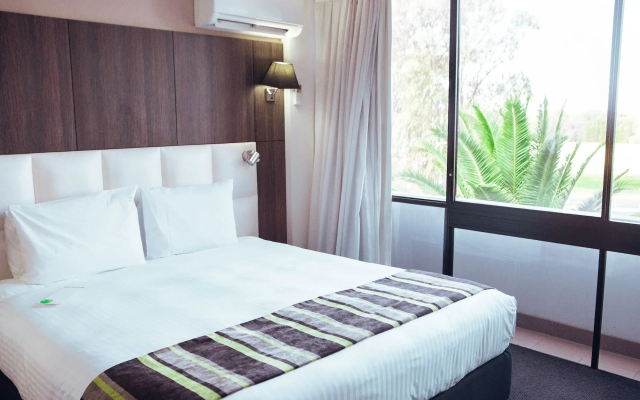 Holiday Inn Warwick Farm by IHG