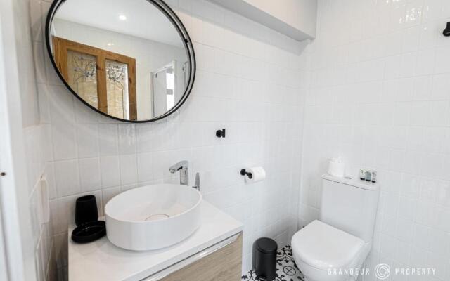 Stylish 4 bed house in Poole with Garden & Parking