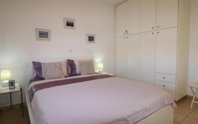 Sunset apartment with pool & 10 mins to Venus beach