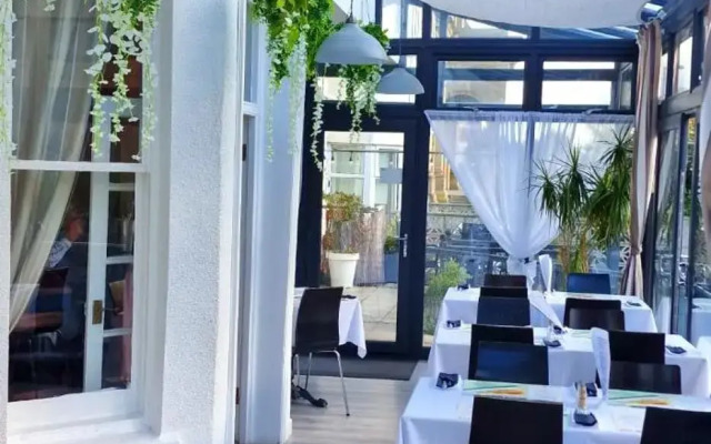 Dukes Folly Hotel
