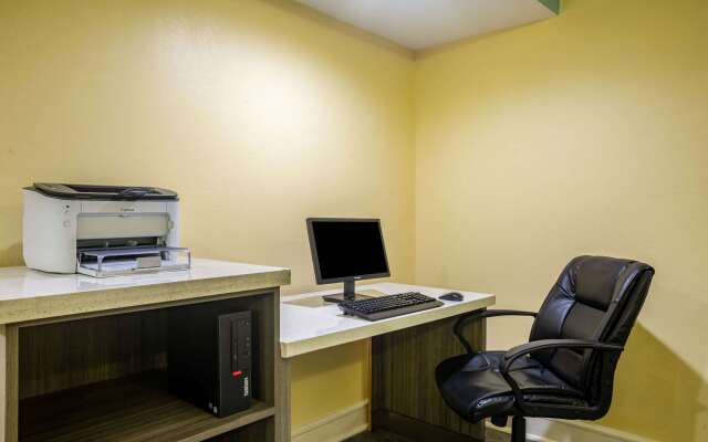 Super 8 by Wyndham Mobile I-65