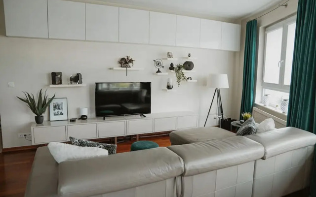 Chic Metro-side Apartment