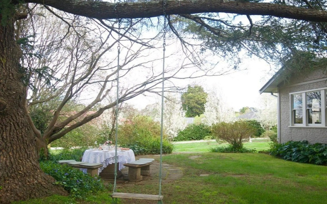 Robin Hill Manor - rambling retreat & tennis court