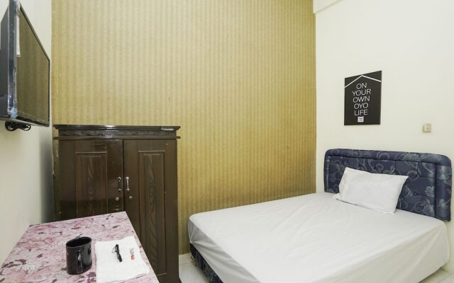 Oyo Life 2573 Griyo Kost Putra 205