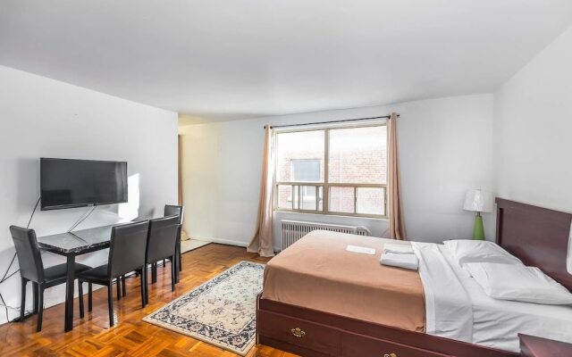 Magnificent Studio at Leaside -10 Mins to Downtown