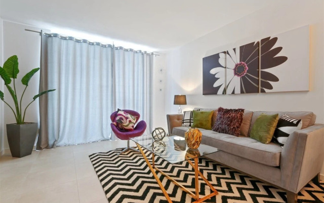 Top Fort Lauderdale Condo 7th Floor - Private and Sanitized, Hotel Amenities, Free Parking for Stays Over 27 Days, 400 ft From the Beach. Hosted by Super Host!