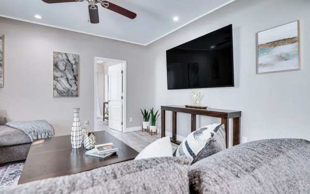 7 Mi to Downtown: East Los Angeles Apartment